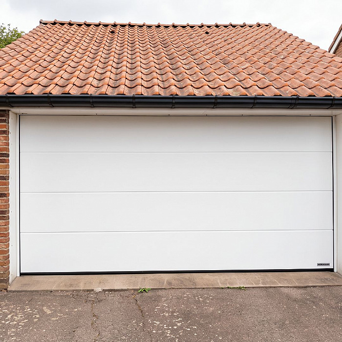Porte sectionnelle residentielle blanche entretenue par MFD Concept