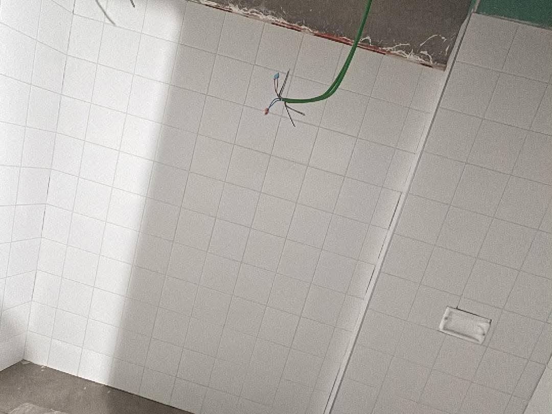 Faïence blanche petit format posée sur un mur de salle de bain