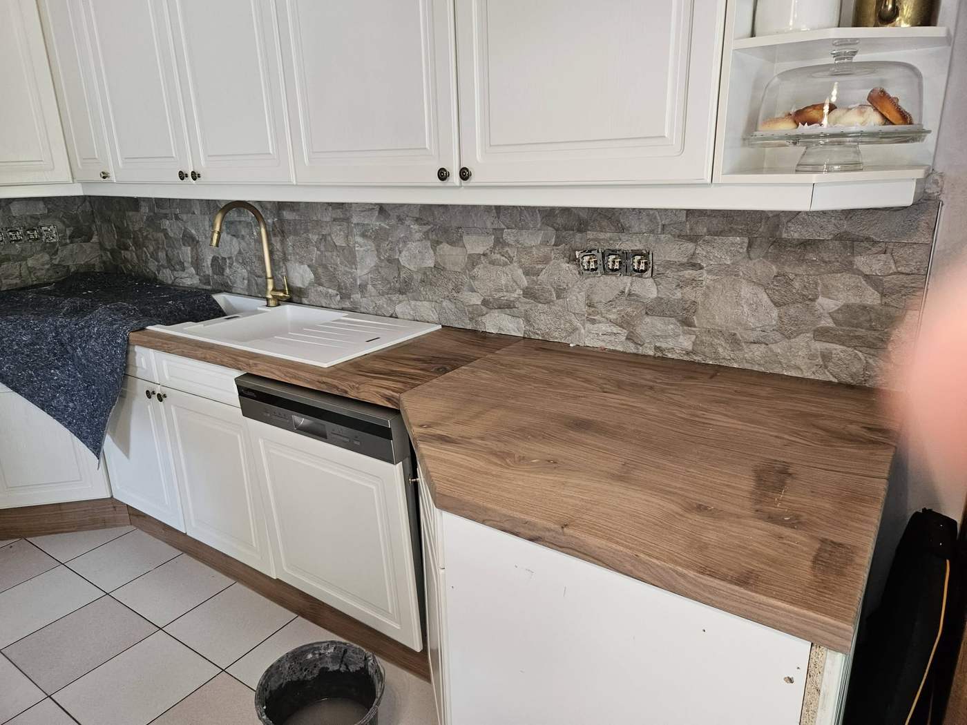 Crédence de cuisine en pierre naturelle avec plan de travail en bois