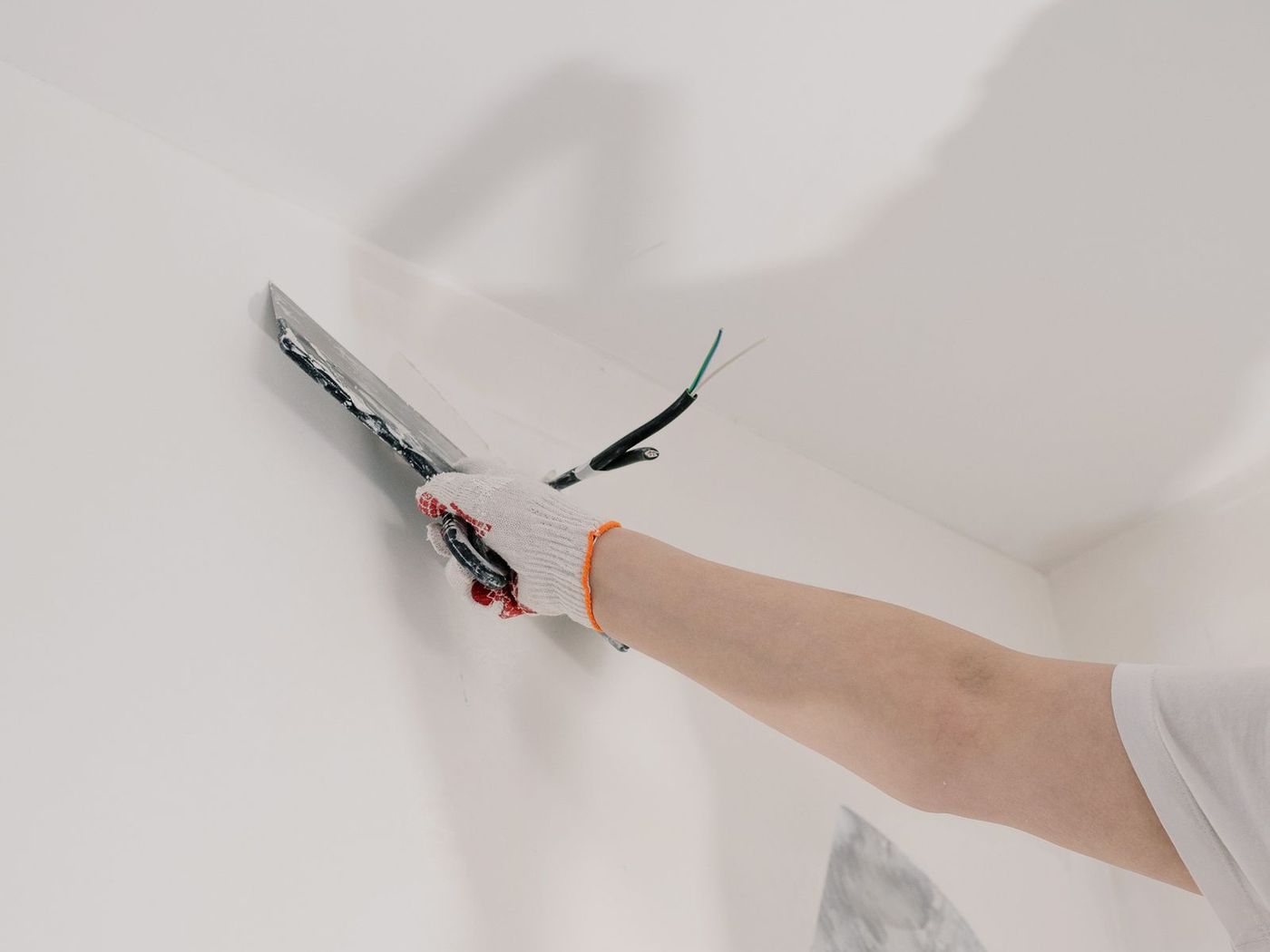 Enduit de plafonnage lissé à la spatule sur un mur intérieur