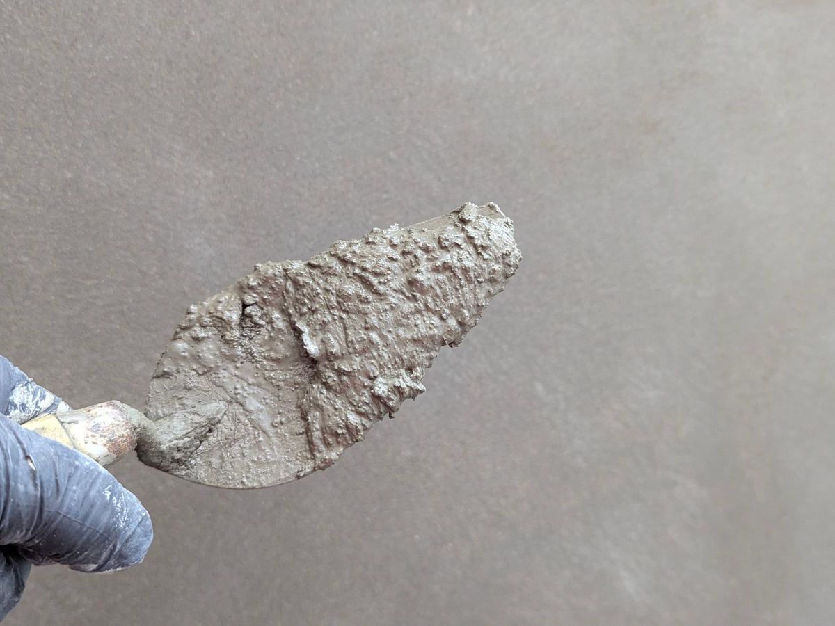 Enduit de cimentage appliqué à la truelle sur un mur intérieur