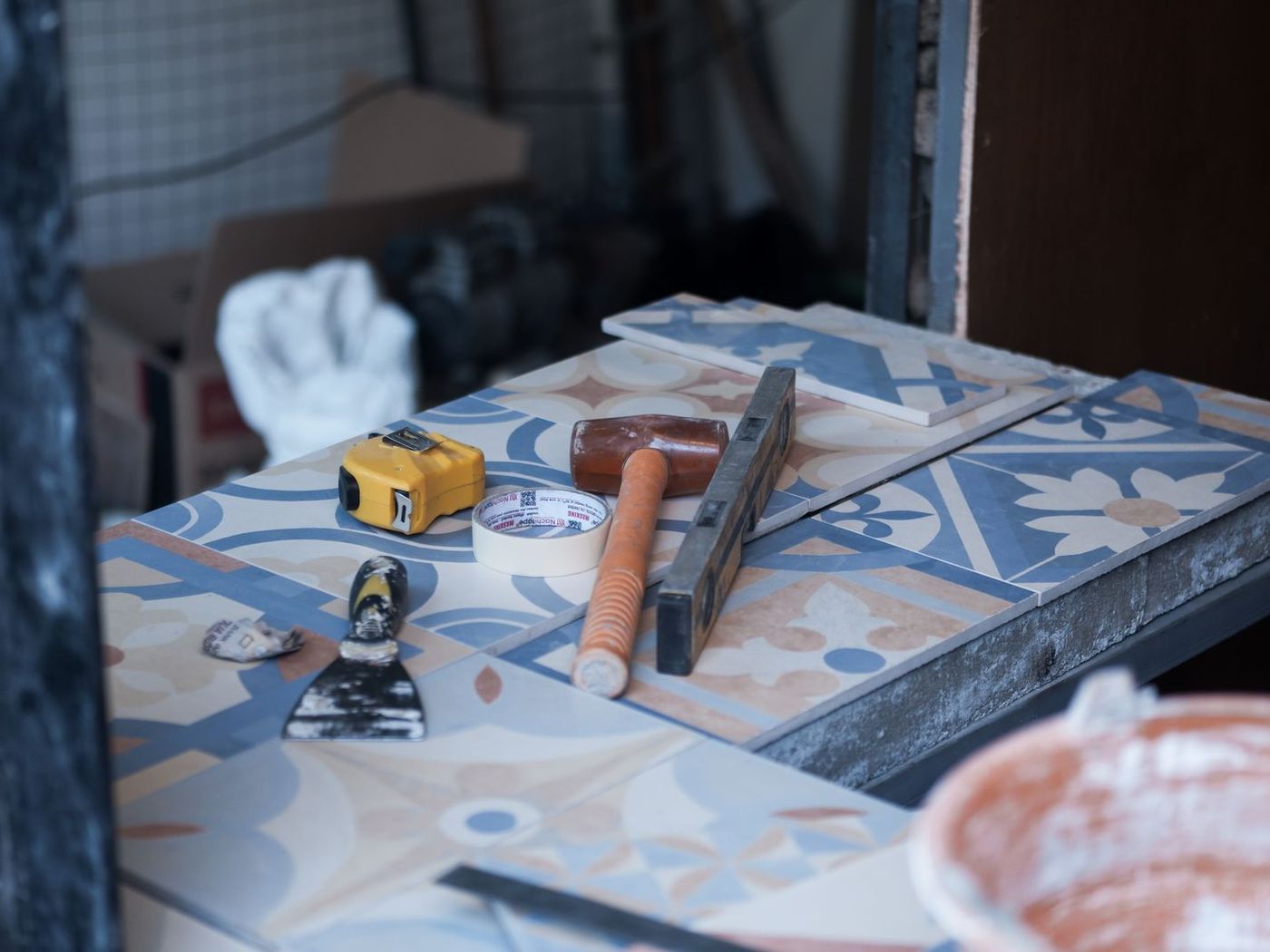 Outils de pose de carrelage sur un chantier à Manage