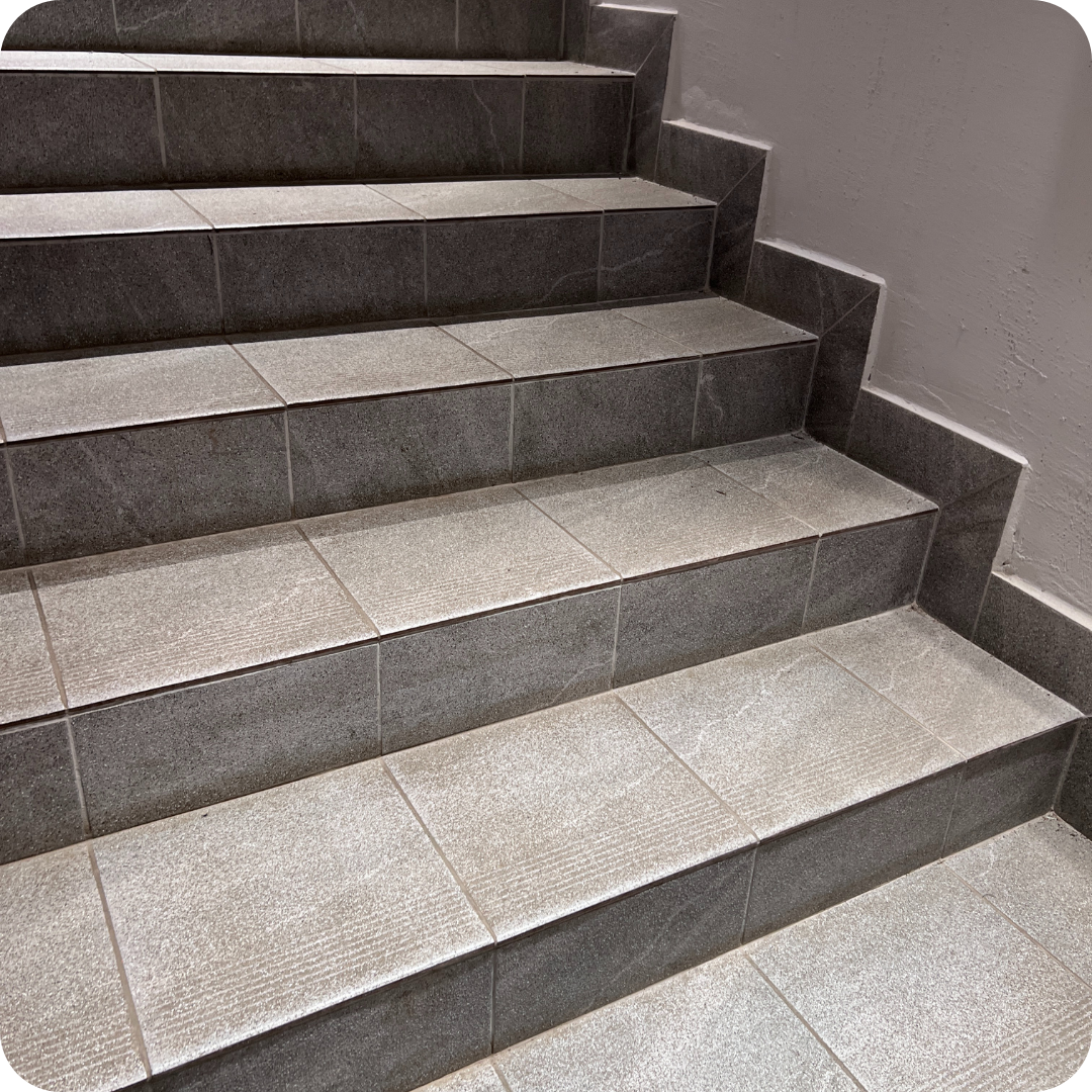 Escalier en carrelage posé dans une maison de la région de Manage