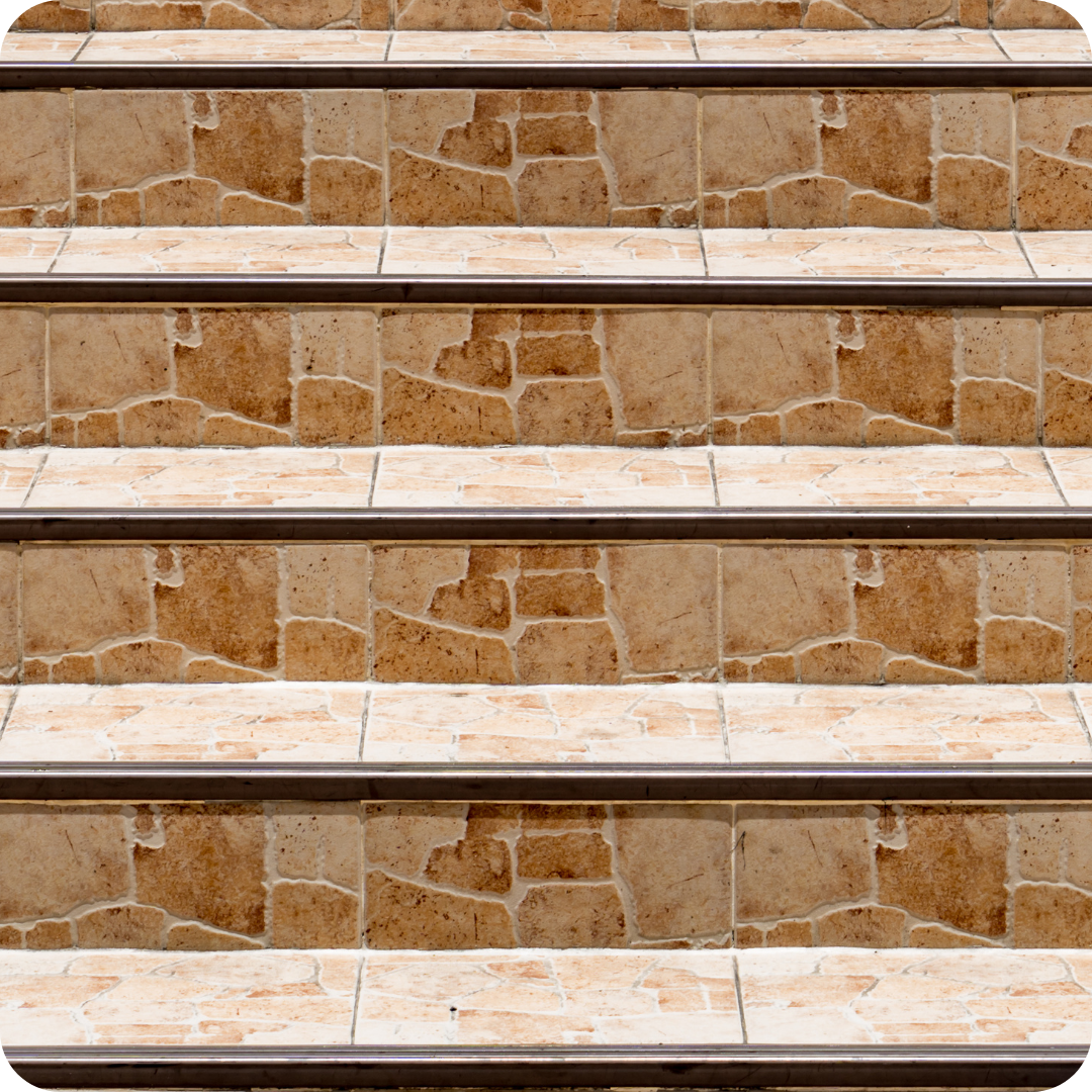 Marches d'escalier intérieur en carrelages alignées après pose