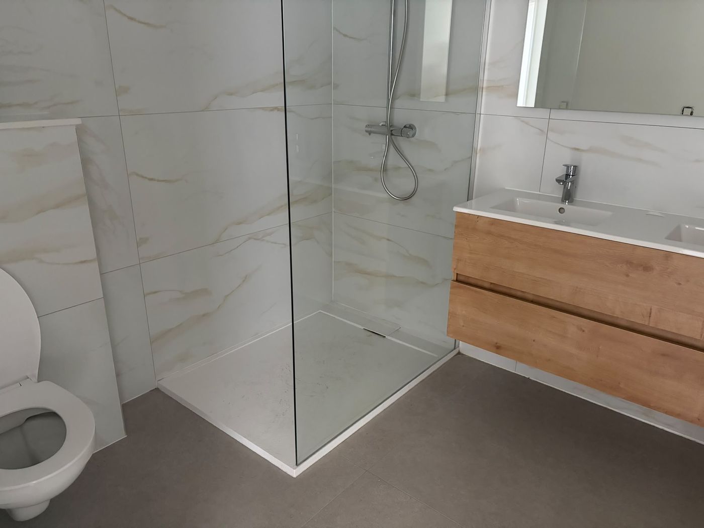 Salle de bain et douche à l’italienne nettoyées en profondeur