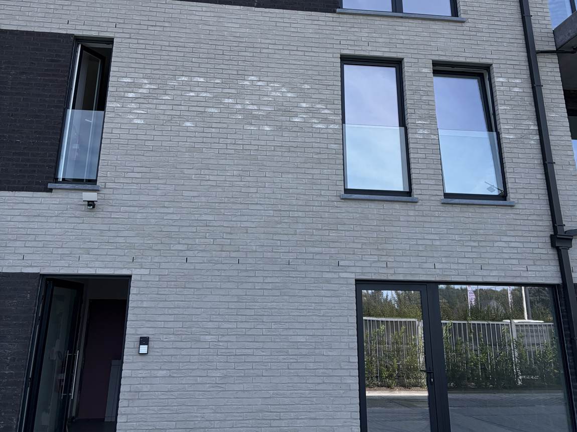 Façade et fenêtres d’un immeuble neuf après nettoyage