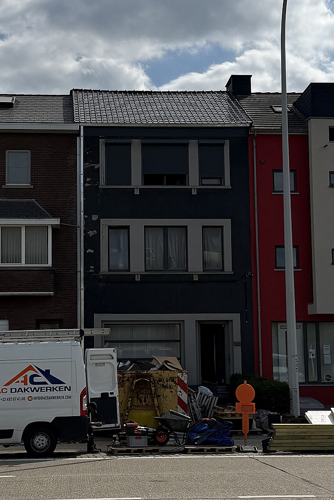 dakwerken Maasmechelen, dakdekker Hasselt, dakrenovatie Tongeren, dakwerken Limburg, dakafdichting, dakisolatie, leien daken, platte daken, VELUX, veranda Maasmechelen, asbestverwijdering, dakgoten, dakpannen, ontmossen daken, dakherstelling, schoorsteenvegen, natuurleien, timmerwerk, kroonlijsten, daktimmerwerk