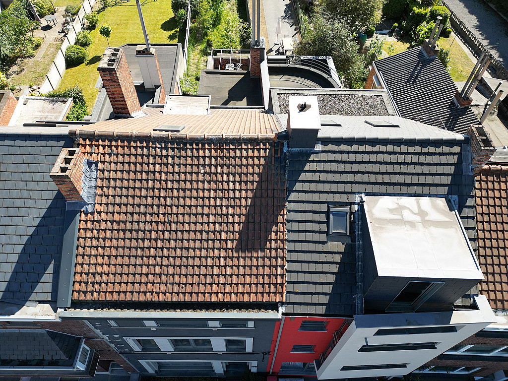 dakwerken Maasmechelen, dakdekker Hasselt, dakrenovatie Tongeren, dakwerken Limburg, dakafdichting, dakisolatie, leien daken, platte daken, VELUX, veranda Maasmechelen, asbestverwijdering, dakgoten, dakpannen, ontmossen daken, dakherstelling, schoorsteenvegen, natuurleien, timmerwerk, kroonlijsten, daktimmerwerk