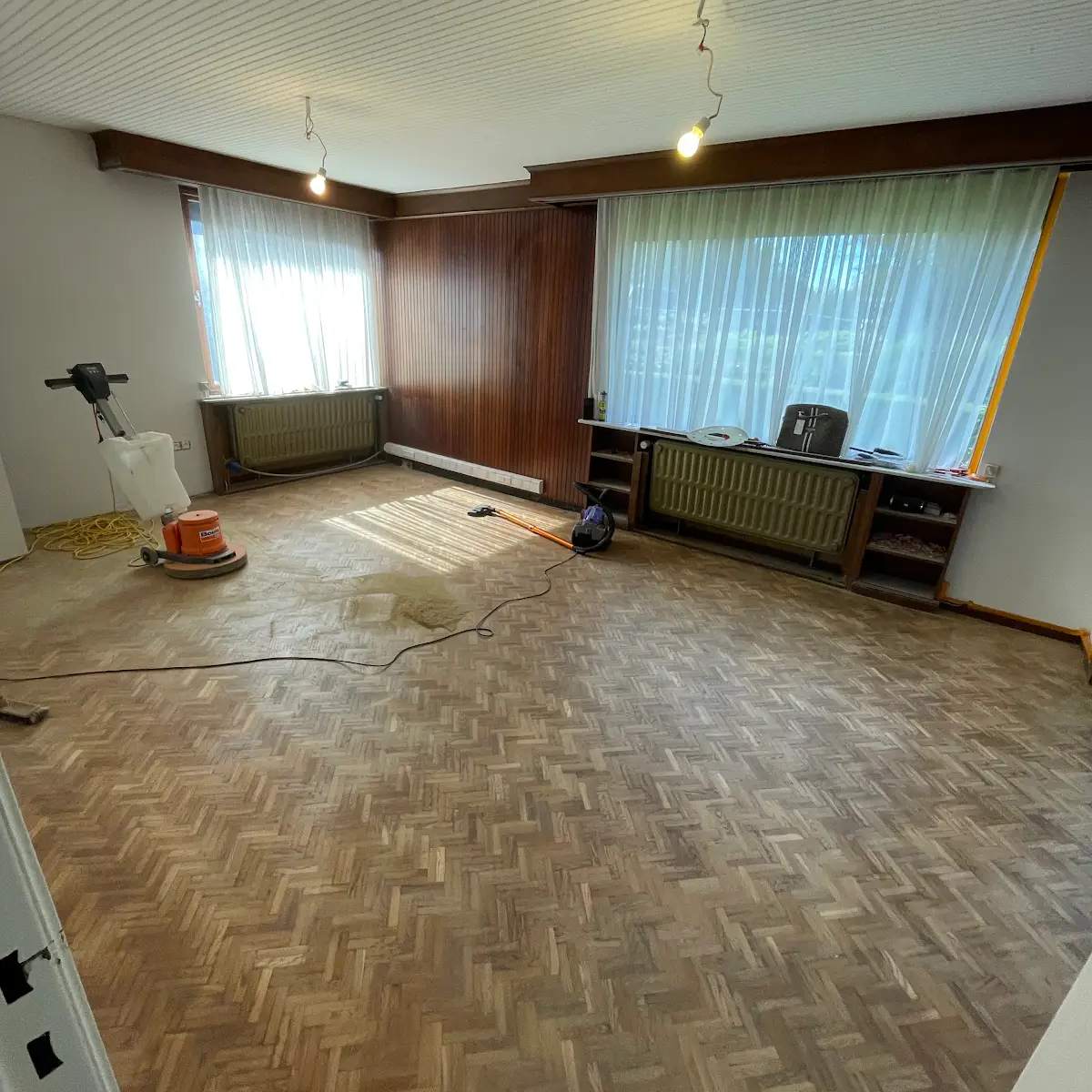 Visgraatparket schuren tijdens een renovatie door Limoha in Tongeren-Borgloon