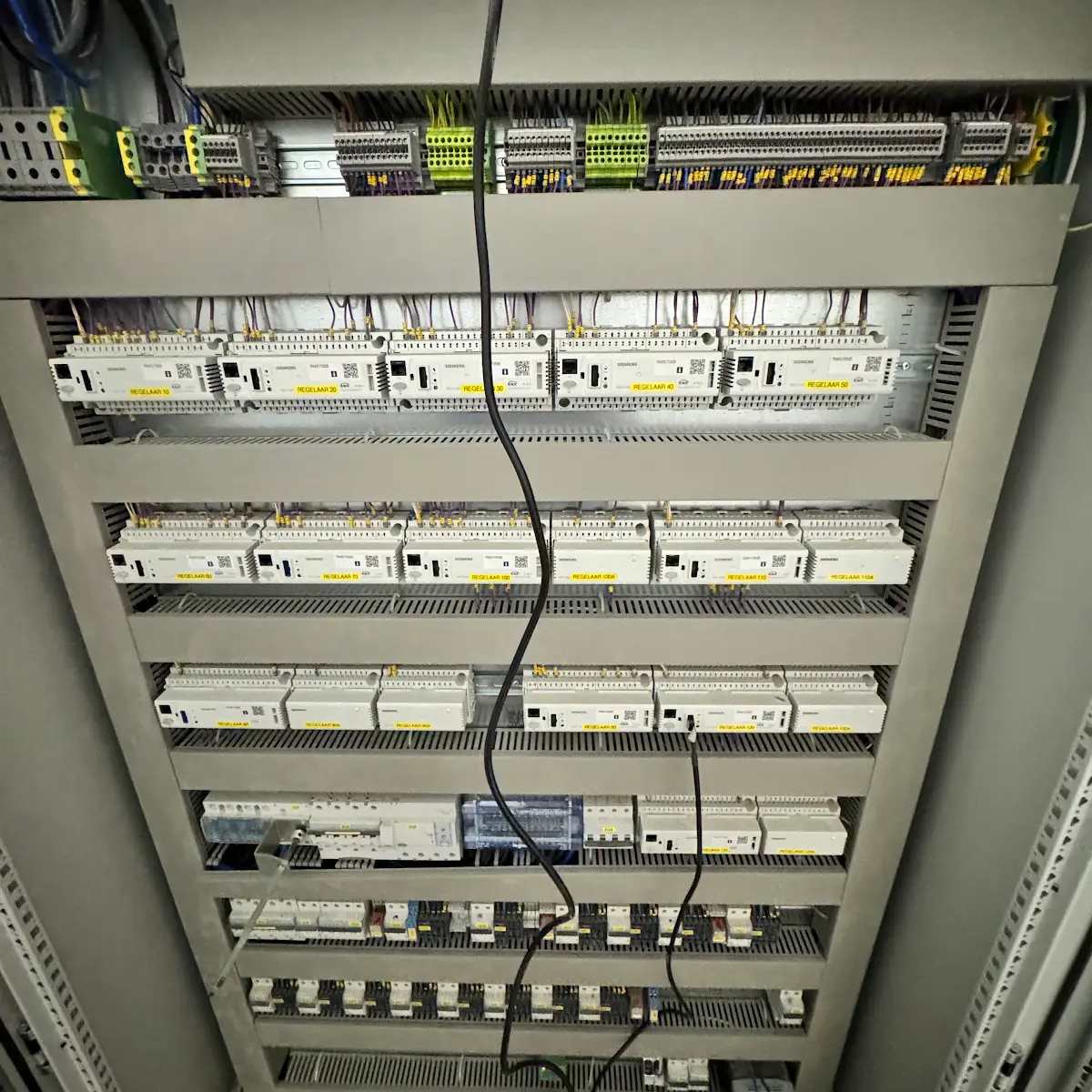 Schakelkast met regelaars voor gebouwbeheer, geplaatst door Limoha in Tongeren-Borgloon