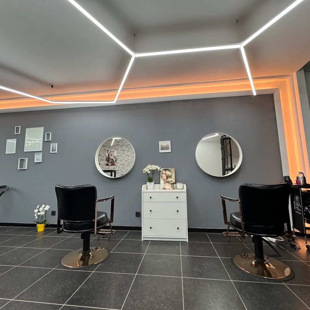 Ledverlichting geplaatst in een kapsalon door Limoha in Tongeren-Borgloon