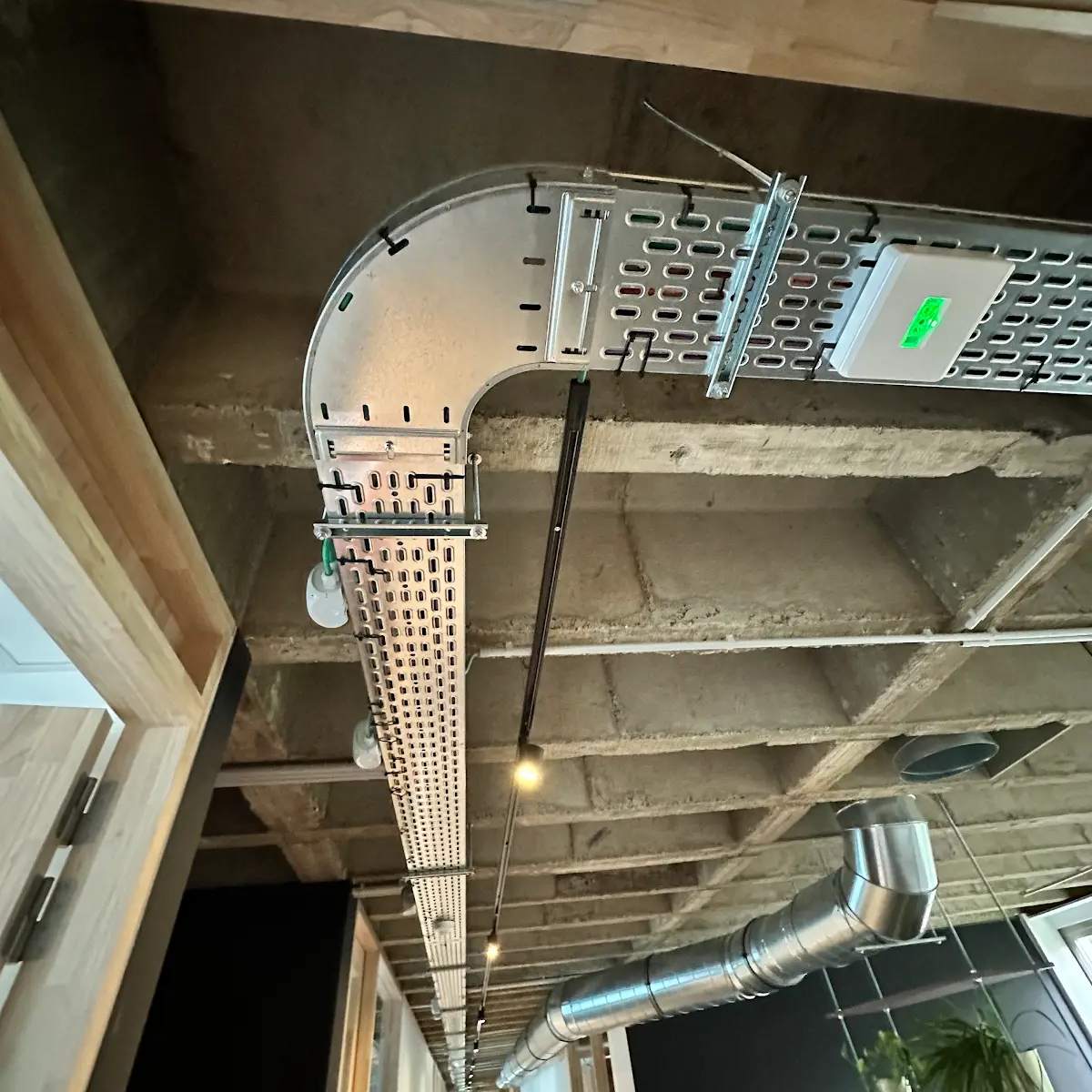 Kabelgoot en ventilatieleidingen onder het plafond, elektriciteitswerken door Limoha