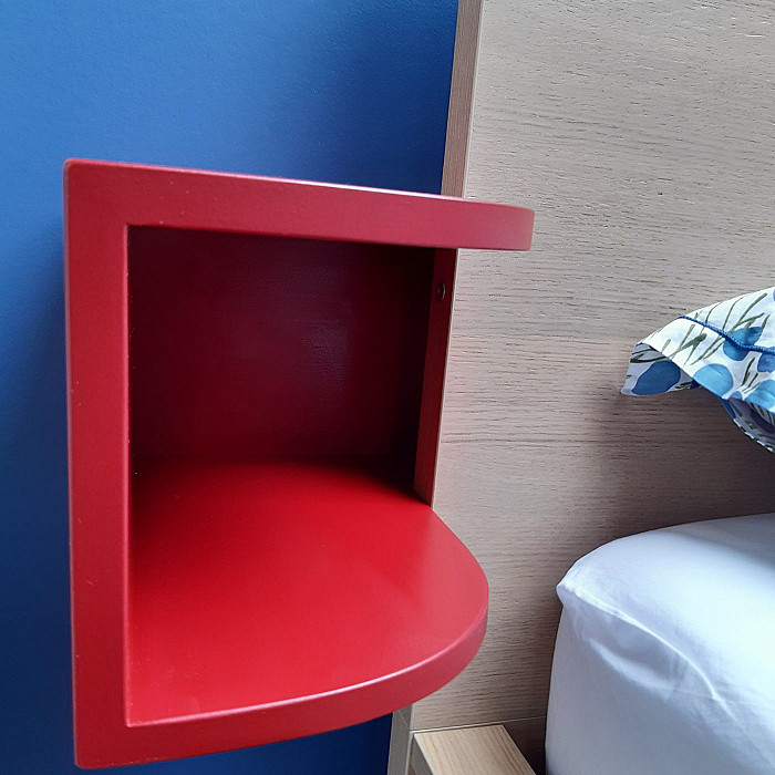 Niche murale laquée rouge encastrée dans une cloison, finition réalisée par Excentric Wood