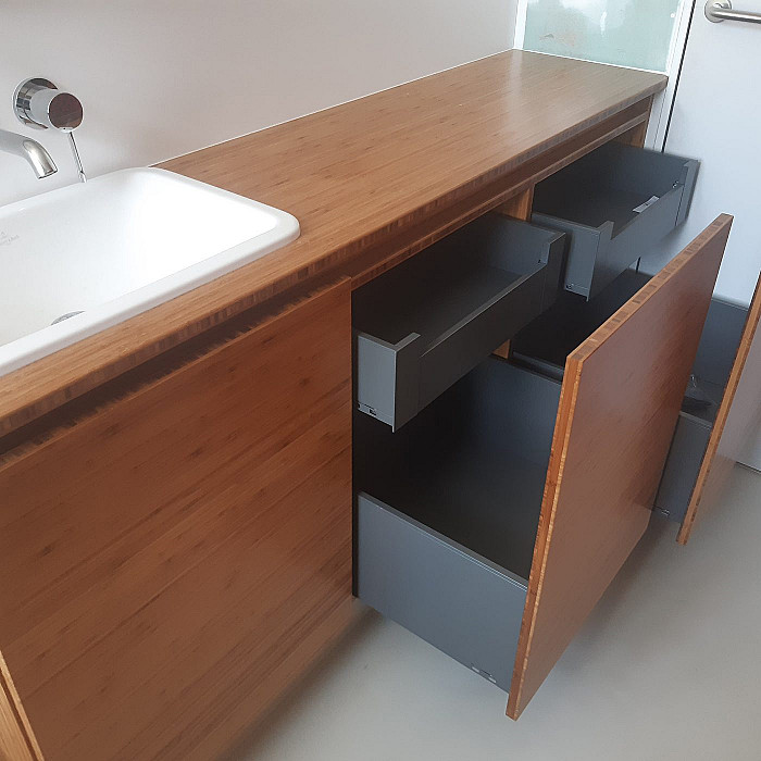 Plan vasque et meuble de salle de bain en bois sur mesure, réalisé par Excentric Wood, menuiserie à Neupré