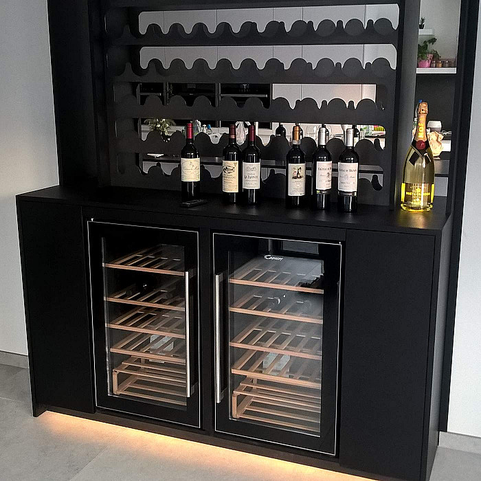 Meuble bar noir mat sur mesure avec caves à vin intégrées, création d'Excentric Wood