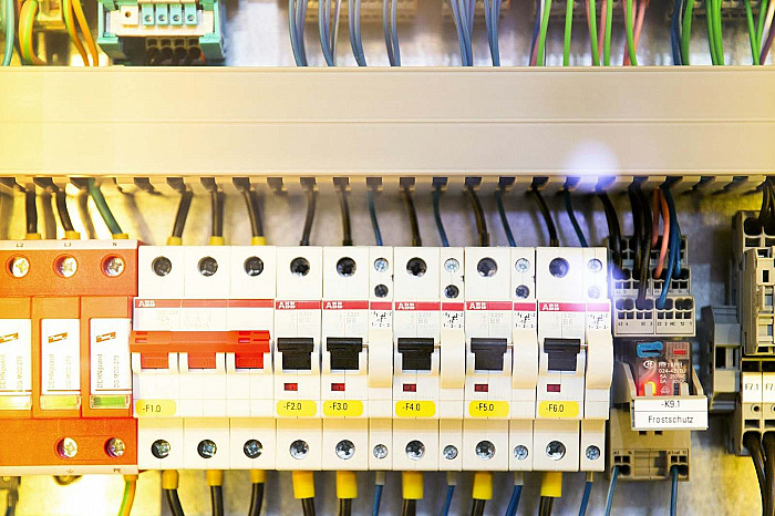 Disjoncteurs repérés dans un tableau électrique conforme au RGIE