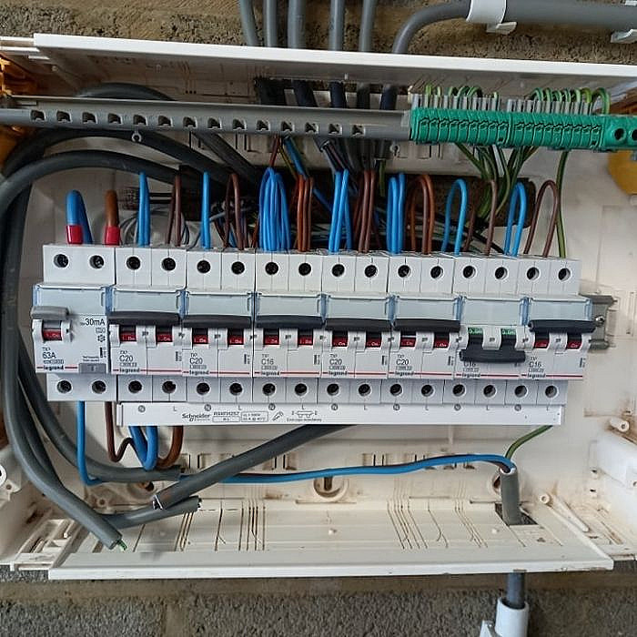 Sécurité maison, électricien en région liégeoise, installateur d'alarme, motorisation, bornes de recharge électrique