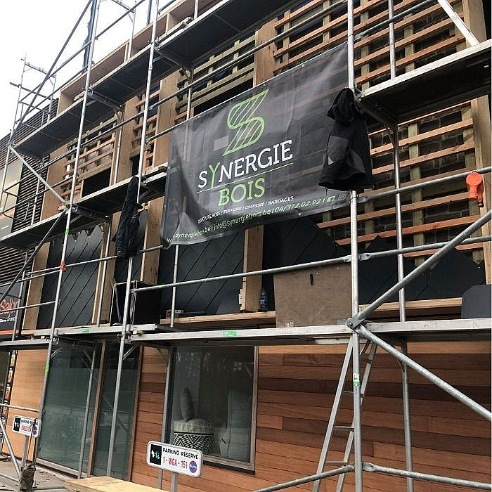 Pose de bardage en bois, boiserie, menuiserie extérieure, façade en bois