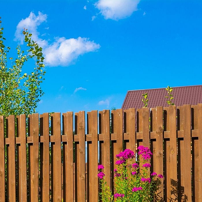 Palissades en bois, menuiseries extérieures, brise vue, séparateur terrain