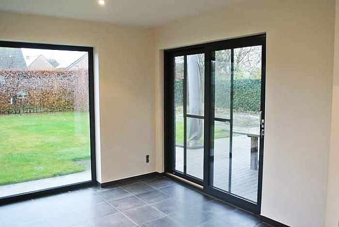 Schilder, schilderwerken, decoratie, interieurdecoratie, muren en plafonds, schilderen, gevel, kleuradvies, behangpapier, behangen, behangwerken, textielbehang, vliesbehang, glasvezelbehang, vliesbehangpapier, glasvezelbehangpapier, parket, laminaat, plaatsing laminaat, plaatsing parket, laminaat plaatsen, parket plaatsen, laminaat leggen, parket leggen, binnenschilderwerk, buitenschilderwerk, verfwerk, verfwerker, verver, gevel verven, gevel schilderen, binnendeuren