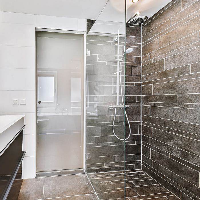 Pose de carrelage, carreleur, salle de bain, carrelage intérieur, carrelage extérieur