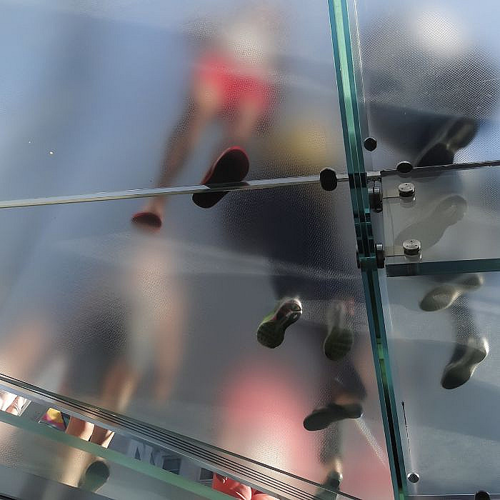 Sols en verre, dalles en verre, planchers en verre, vitrerie, vitres