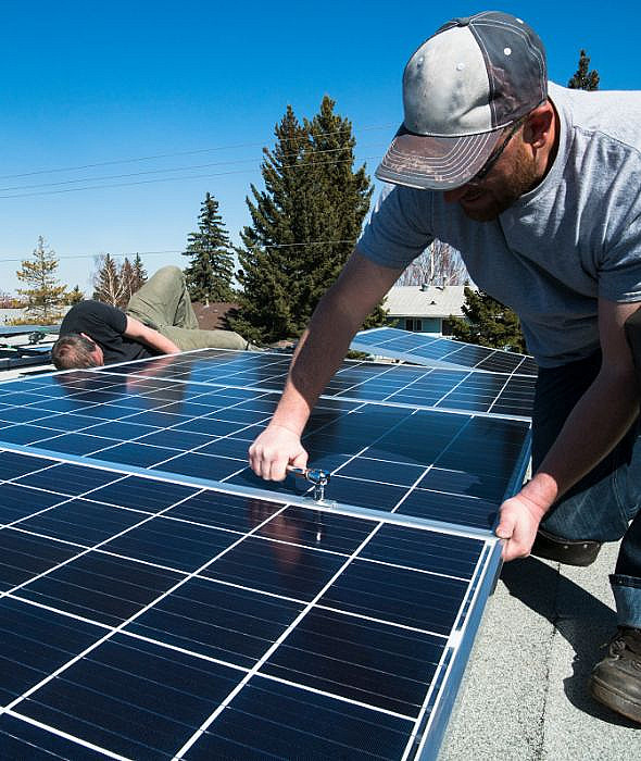 Installeur de panneaux photovoltaïques, électricité, énergie verte, écologie, économique