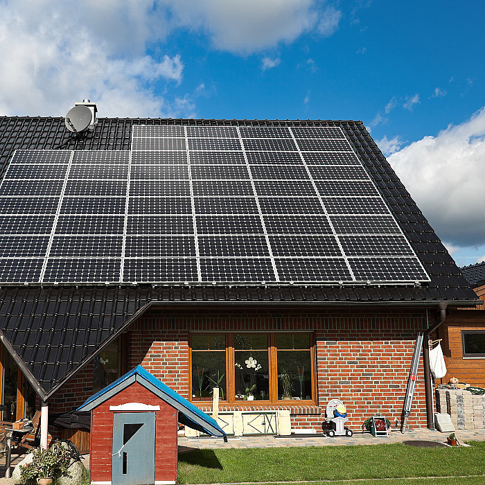 Nouvelle toiture, panneaux solaires, couvertures de toitures, tuile ardoise, charpentes, isolation