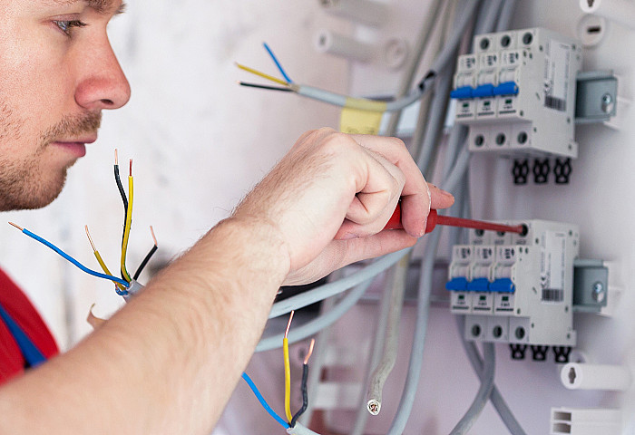 Révisions, maintenance, problèmes électriques, câbles électriques, électricité