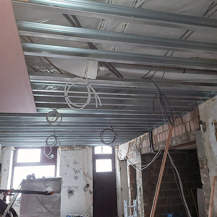 Pose de faux-plafonds, carrelage, parquets, rénovation intérieure