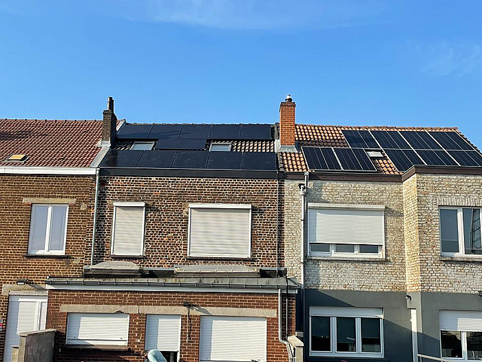 Panneaux photovoltaïques, bornes de recharge, batteries domestiques, électricité, énergie renouvelable