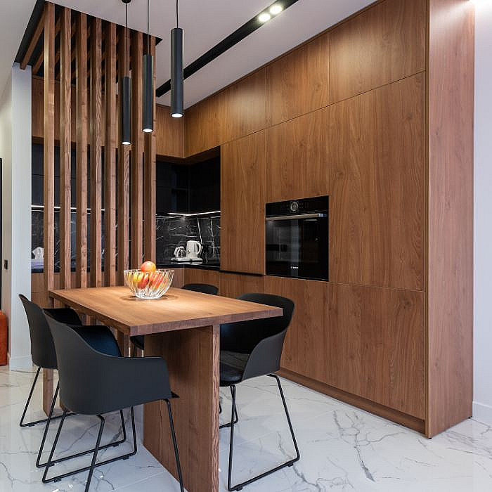 Meubles sur mesure, travaux de menuiserie, rénovation, aménagement intérieur, 
                   escaliers sur mesure, placards, portes en bois, parquets, fenêtres en bois, agencement, boiseries