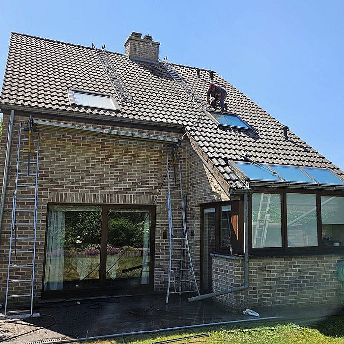 Démoussage de toiture, Installation de VELUX, Toitures en tuiles, Nettoyage de corniches, Rénovation de toiture, Aménagement de grenier, Réparation de toitures, Fenêtres de toit, Toitures en ardoises, Ossature bois, Toitures en zinc, Epdm, Entretien de toiture, Toitures plates, Construction de toiture, couvreur, entreprise de toiture, entreprise de couverture, zinguerie