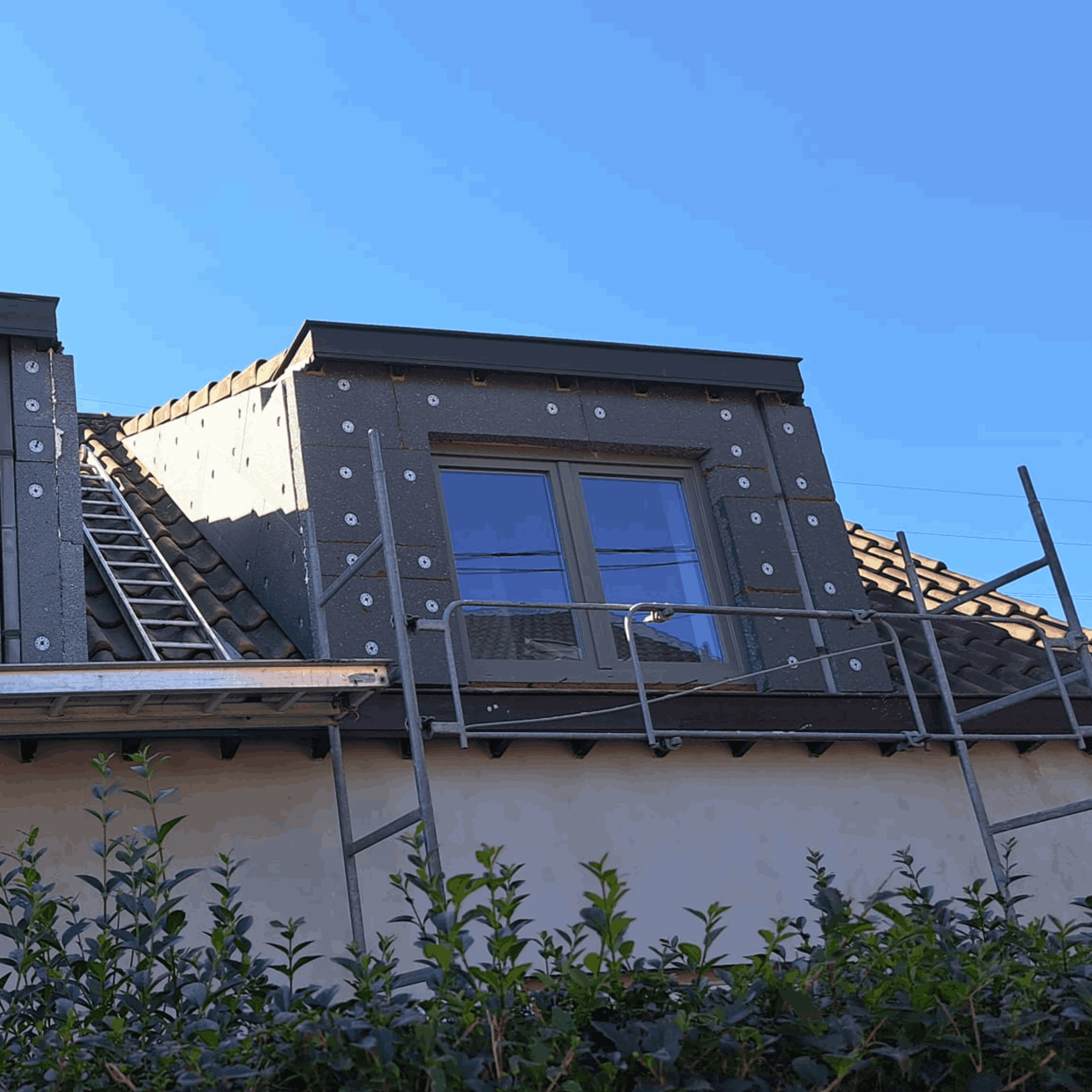 Clôtures, pavage, vérandas, chaudière, chauffage gaz, car port, chape, construction générale, maison clé sur porte, rénovation, transformation, travaux maçonnerie, isolation, châssis PVC, carrelage mural, réparation toiture, VELUX, zinguerie.