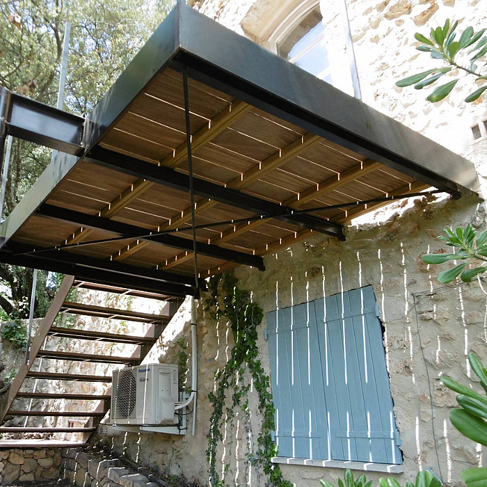 Conception de terrasse, terrasse en métal, charpente métallique