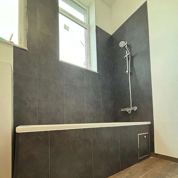 architecture d'intérieur, rénovation de façade, chauffage central, installation de chauffage, travaux de plomberie, cloisons, peinture, isolation, carrelage mural, terrasse, aménagement de grenier, charpente, toitures en ardoises, toitures en tuiles, toitures métalliques.