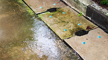 drainage terrain, évacuer les eaux pluviales, drains, tuyaux, puit collecteur, raccordement.