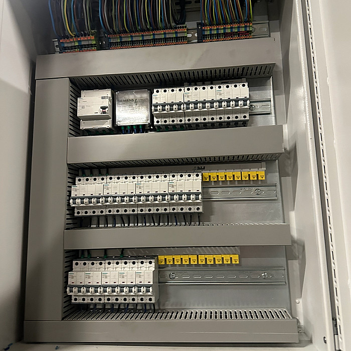 industriële installaties, elektrische panelen, bediening, controle, PLC, Meulebeke, Ardooie, Oostrozebeke, algemene elektriciteit, elektricien, laadpaal, thuisbatterij, domotica, automatisering