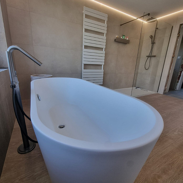 création de salle de bain, sanitaires, salle de bain clé sur porte, placement et montage
                   du mobilier, miroir, plomberie, canalisations, installation de douche, lavabos, baignoire,
                   pose de carrelage, nouvelle salle de bain, moderne, agencement sur mesure, adaptation PMR