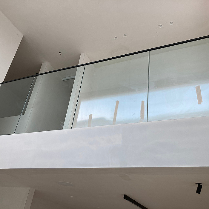 Escalier et garde-corps en verre