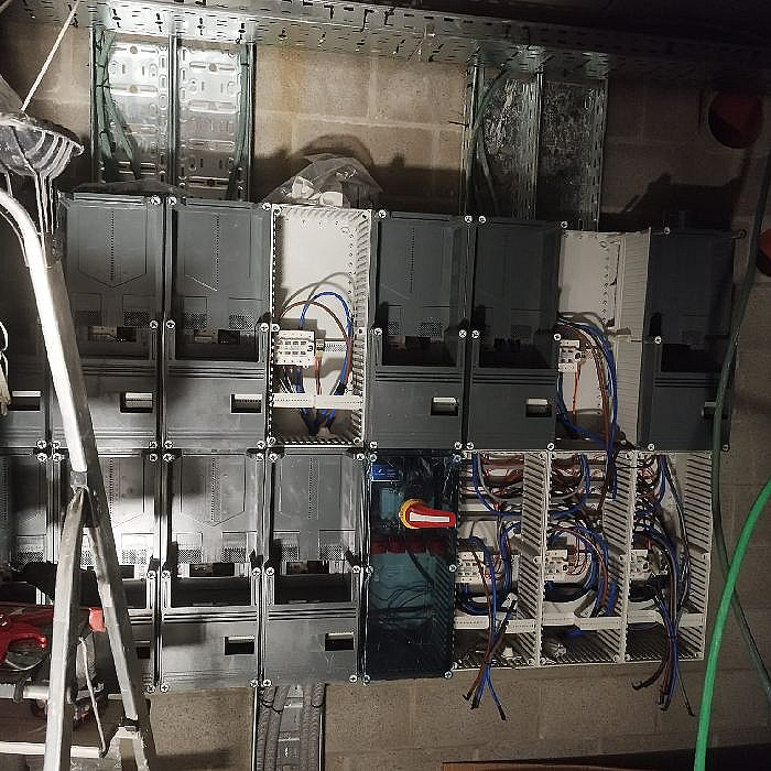 éclairage extérieur, portail, borne de recharge véhicule électrique,
                  électricité, alarme incendie, contrôle d’accès, dépannage et entretien électrique,
                  domotique, éclairage, électricité générale, mise en conformité électrique, système de
                  sécurité, panneaux photovoltaïques, surveillance caméra, parlophone