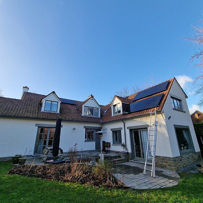 Toiture, charpente, cheminée, corniches et gouttières, rénovation de toiture, réparation de toiture, toitures en ardoises, 
                  toitures en tuiles, toitures en zinc, toitures plates, Saint-Nicolas, Nandrin, Sprimont, Neupré, Esneux